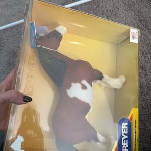 New in Box-Clydesdale Northumberland flower girl Breyer Traditional